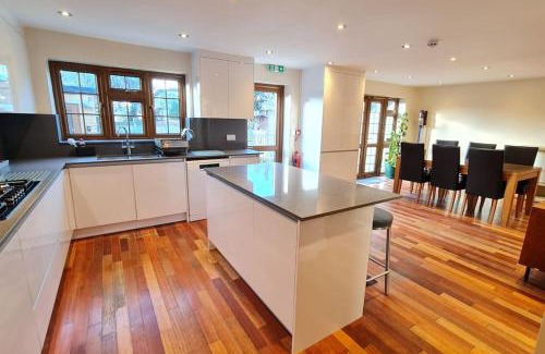 Cranbrook House | Luxury London House Sleeps x 16, Free Parking, Free Wifi, Garden Patio, Close to tube line easy access to Central London