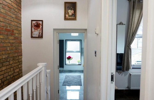 Haringey House | Luxury London house sleeps 13, 2 minutes to metro