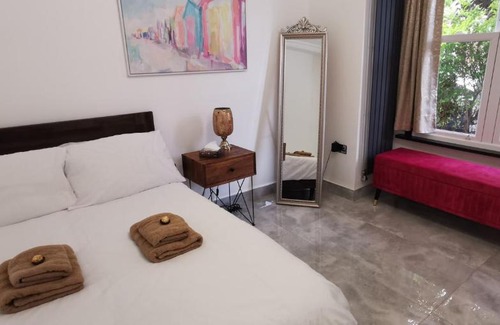 Haringey House | Luxury London house sleeps 13, 2 minutes to metro