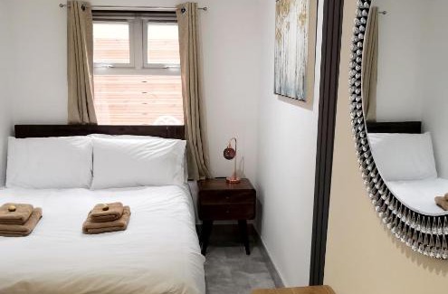 Haringey House | Luxury London house sleeps 13, 2 minutes to metro