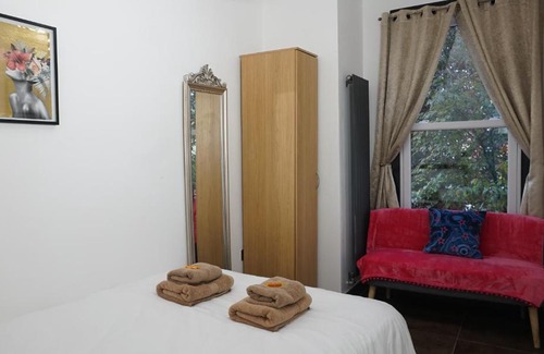 Haringey House | Luxury London house sleeps 13, 2 minutes to metro