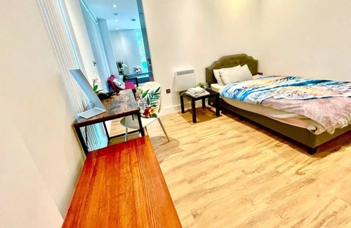 Hanger Hill Apartment | Luxury London New Modern Apartment next to Tube⭐️