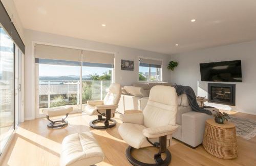 Cable Bay House | Luxury Lookout - Cable Bay Holiday Home