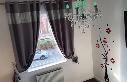 Churwell House | ** Luxury & lovely Cosy well equipped home + Free Parking + Free Fast WiFi **