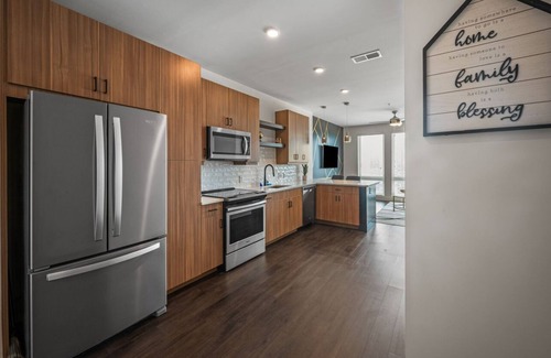 Westside Apartment | luxury low rise apartment located in the heart of Midtown.Perfect for travel