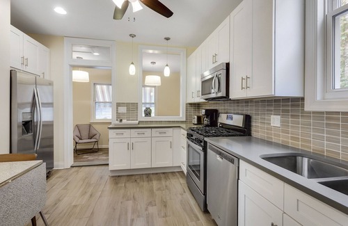 Rogers Park Apartment | Luxury Loyola 3 Bedroom, 2 Bath, Near Subway and Beach