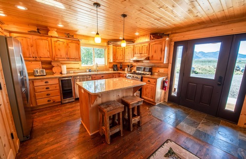 West Yellowstone Cabin | LUXURY MADISON RIVER FRONT LOG HOME - close to Yellowstone NP The Caddis Shack