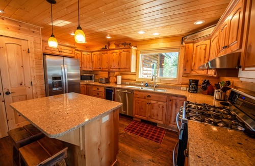 West Yellowstone Cabin | LUXURY MADISON RIVER FRONT LOG HOME - close to Yellowstone NP The Caddis Shack