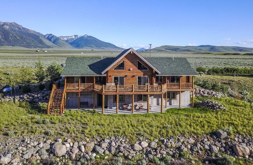 West Yellowstone Cabin | LUXURY MADISON RIVER FRONT LOG HOME - close to Yellowstone NP The Caddis Shack