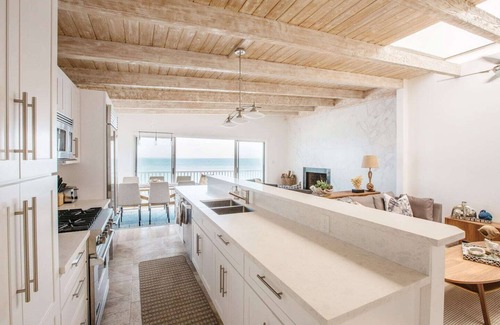 Los Angeles County House | Luxury Malibu Road Oceanfront Townhouse PRIVATE BEACH