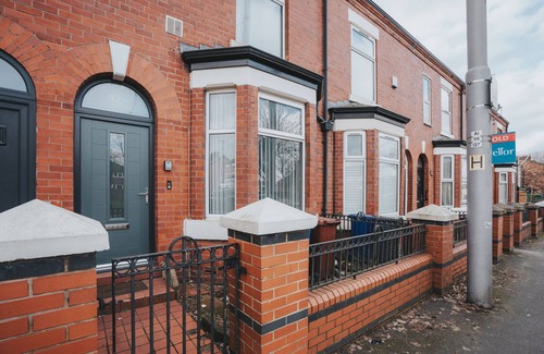 Openshaw House | Luxury Manchester 4-Bed Home Perfect for Contractors & Families w Free Parking