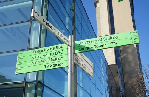 Salford House | Luxury Manchester Retreat Sleeps 11 Free Parking