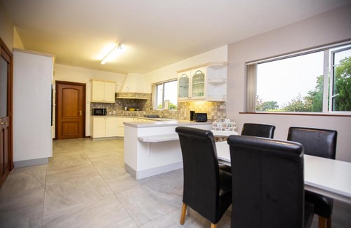 Lisburn House | Luxury Manor, Private, Double Garage, Hot tub, Wifi