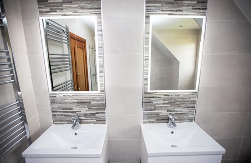 Lisburn House | Luxury Manor, Private, Double Garage, Hot tub, Wifi
