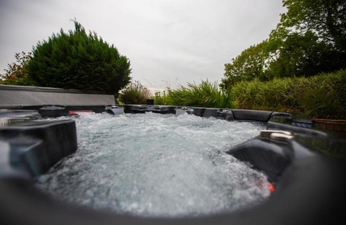 Lisburn House | Luxury Manor, Private, Double Garage, Hot tub, Wifi