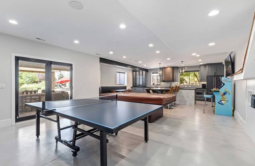 Draper House | Luxury Mansion *Sleeps 20 *Pool *SportCrt *Theater * Gym * Hot tub & Games