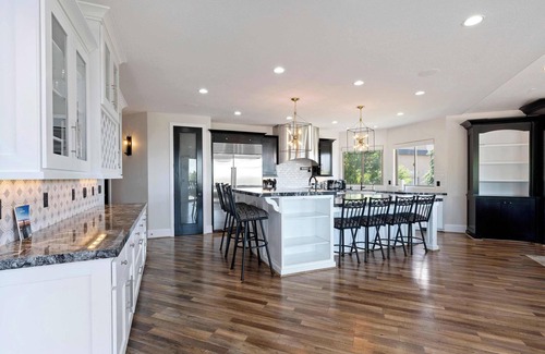 Draper House | Luxury Mansion *Sleeps 20 *Pool *SportCrt *Theater * Gym * Hot tub & Games