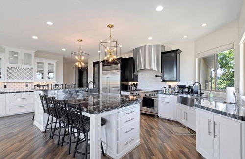 Draper House | Luxury Mansion *Sleeps 20 *Pool *SportCrt *Theater * Gym * Hot tub & Games