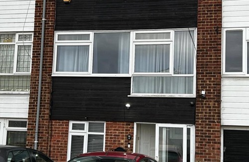 Eastbrook House | Luxury Mansion – Spacious & PrivatenMinutes from Elm Park & Hornchurch stations