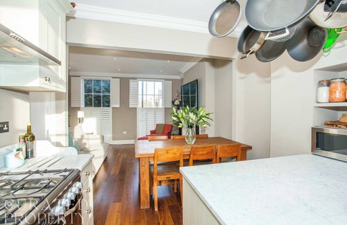 St. Johns Wood Apartment | Luxury Marylebone 2-Bed Duplex with Terrace