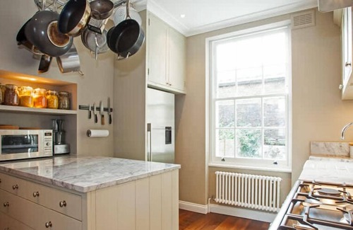 St. Johns Wood Apartment | Luxury Marylebone Flat with Private Garden!