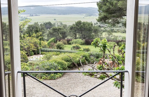 Fabrezan Villa | Luxury Mediterranean living.sun, sea and wine - 14 people, pool and hot tub!
