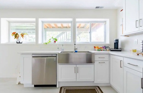 Leschi House | Luxury Meets Serenity – Your Dream Stay Awaits!