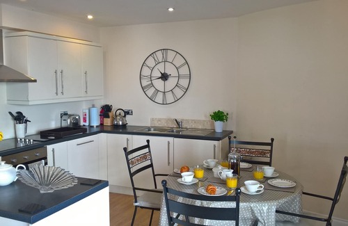 Ryde House | Luxury Mews House,5 Minutes Walk to Nearby Beach.Tranquil Courtyard,Central Ryde