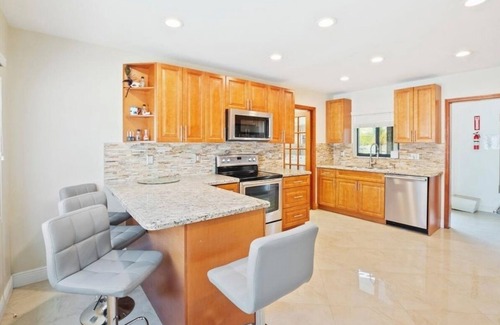 Palmetto Estates House | Luxury Miami home heated pool & hot tub