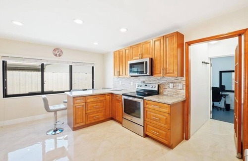 Palmetto Estates House | Luxury Miami home heated pool & hot tub