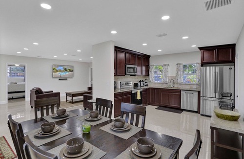 Golden Glades House | Luxury Miami Villa with Pool