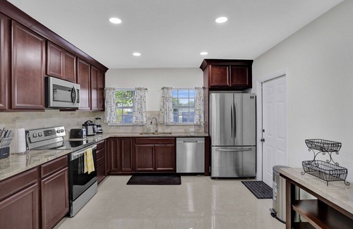 Golden Glades House | Luxury Miami Villa with Pool