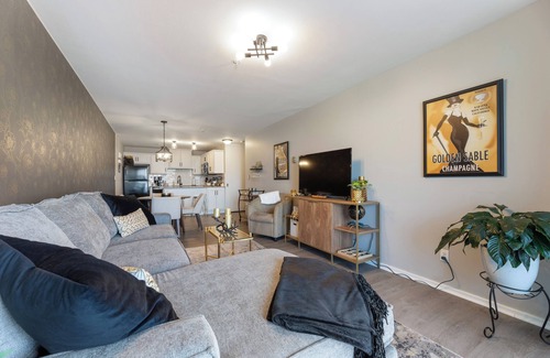 Downtown Omaha Condo | Luxury Mid-century Condo, Cozy & Fully Remodeled. Stocked with Many Extras!