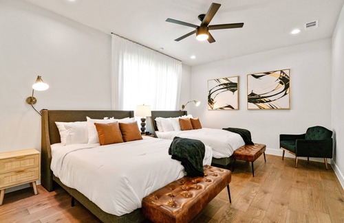West Dallas House | Luxury Mid Century Modern★Rooftop★Near Everything!