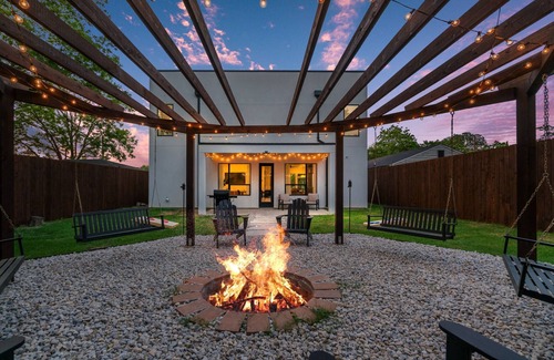 West Dallas House | Luxury Mid Century Modern★Rooftop★Near Everything!