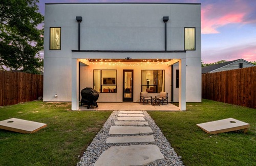 West Dallas House | Luxury Mid Century Modern★Rooftop★Near Everything!