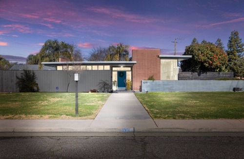 Turlock House | Luxury Mid-Century Oasis, Pool, Spa, & Outdoor Living in Prime Turlock