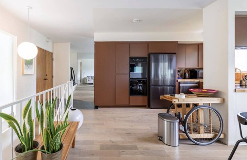 Rossmoyne House | Luxury Midcentury Home with Stunning Views, Amazing Amenities