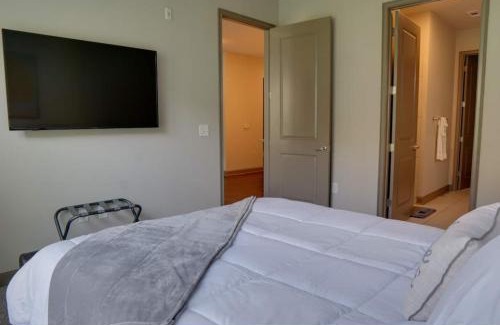Loring Heights Apartment | Luxury Midtown Oasis Rooftop & Pool