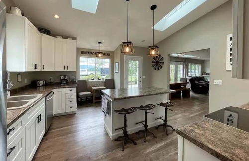 Buffalo City House | Luxury Mississippi River Vacation Home w Private Dock-Great Fishing Getaway