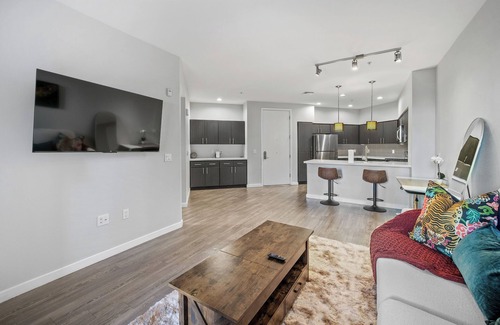 Redwood City Condo | Luxury/Modern 1B1B Condo in Menlo Park with Free Parking, 24-hour Gym, Pool