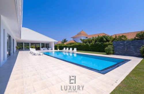 Sam Phraya Villa | Luxury Modern 4 Bedroom Pool Villa (PH111)