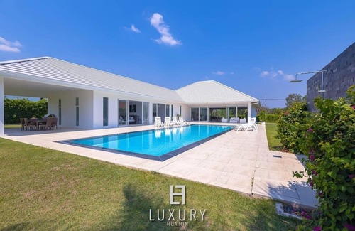 Sam Phraya Villa | Luxury Modern 4 Bedroom Pool Villa (PH111)