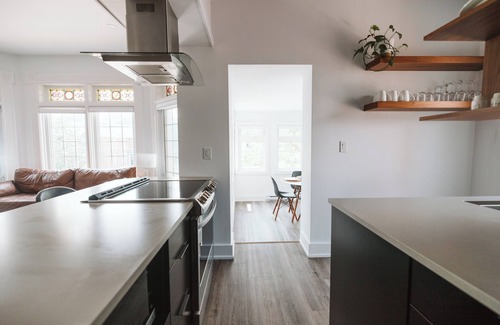 Peterborough Apartment | Luxury Modern Apartment in Downtown Century Home - 2 Bedroom, Free parking x 4