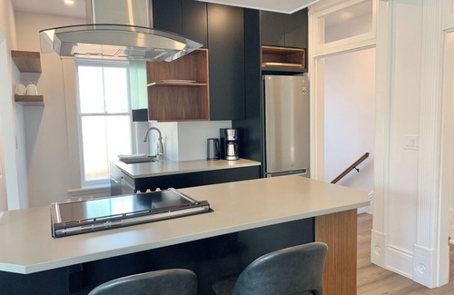 Peterborough Apartment | Luxury Modern Apartment in Downtown Century Home - 2 Bedroom, Free parking x 4