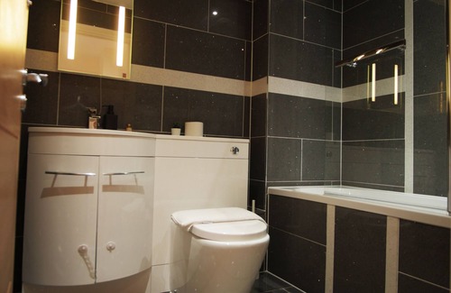 Camberley Apartment | Luxury Modern Apartment, Contractors, families, businesses Upto 5 Guest
