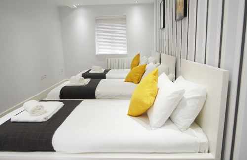 Camberley Apartment | Luxury Modern Apartment, Contractors, families, businesses Upto 5 Guest