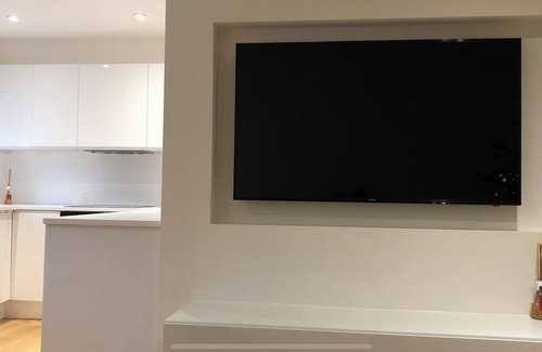 Sutton Apartment | Luxury modern apartment - close to train station and royal marsden hospital.