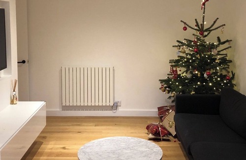 Sutton Apartment | Luxury modern apartment - close to train station and royal marsden hospital.
