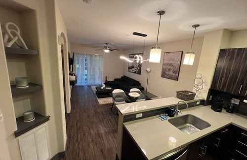 Valencia Condo | Luxury Modern Condo w/PS5, BOSE sound, UltraFast WiFi, Kingbed+Sofabed+65' Tv's